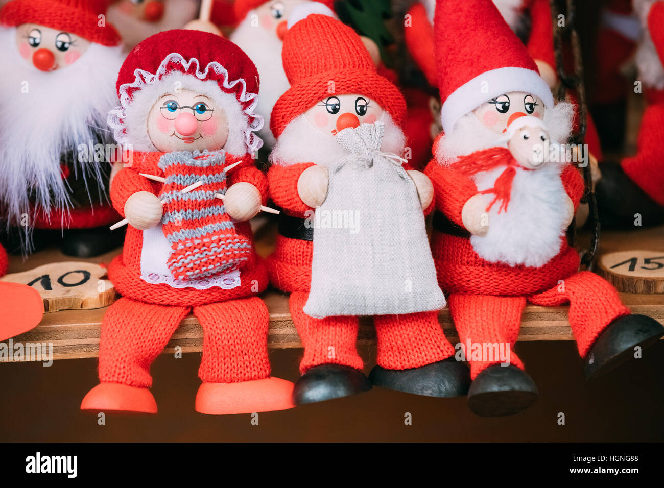 Jouets Et Cadeaux Pour Enfants Sur Le Sol Sous Le Sapin De Noël Carte  Postale Avec Chapeau De Père Noël En Bois Rustique Tilke Et Cupcakes En Bois