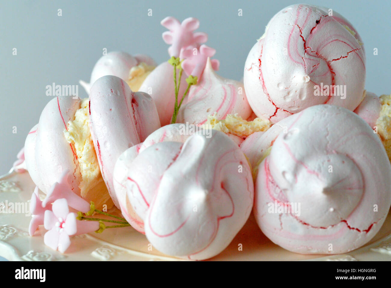 Gâteau au chocolat en deux couches avec garniture crème et garniture décorée de boules de chocolat Malteser. Banque D'Images