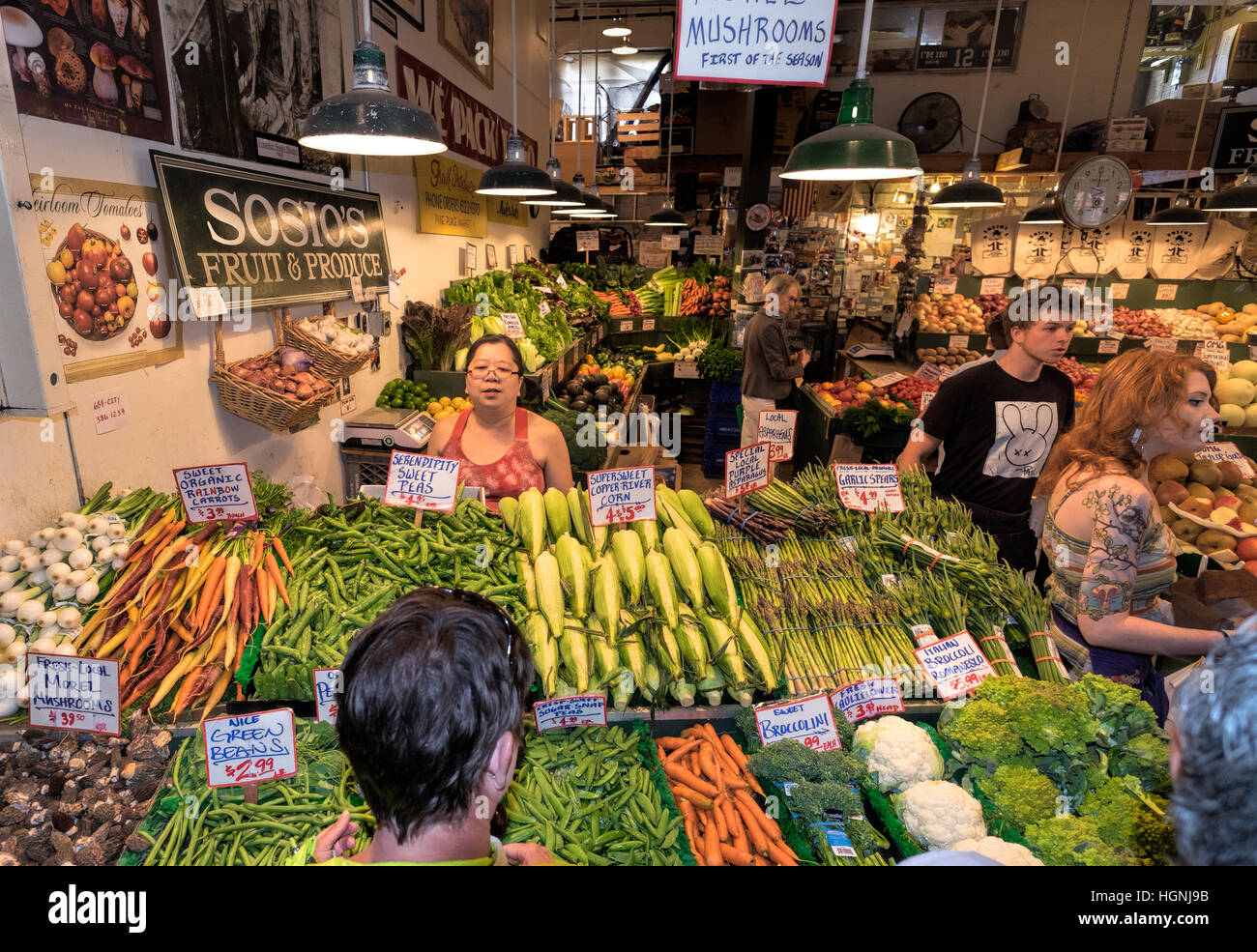 Le marché de Pike Place, à Seattle, Washington, est un marché en plein air avec un grand nombre de fournisseurs.Le marché est l'une des plus anciennes de la United States Banque D'Images