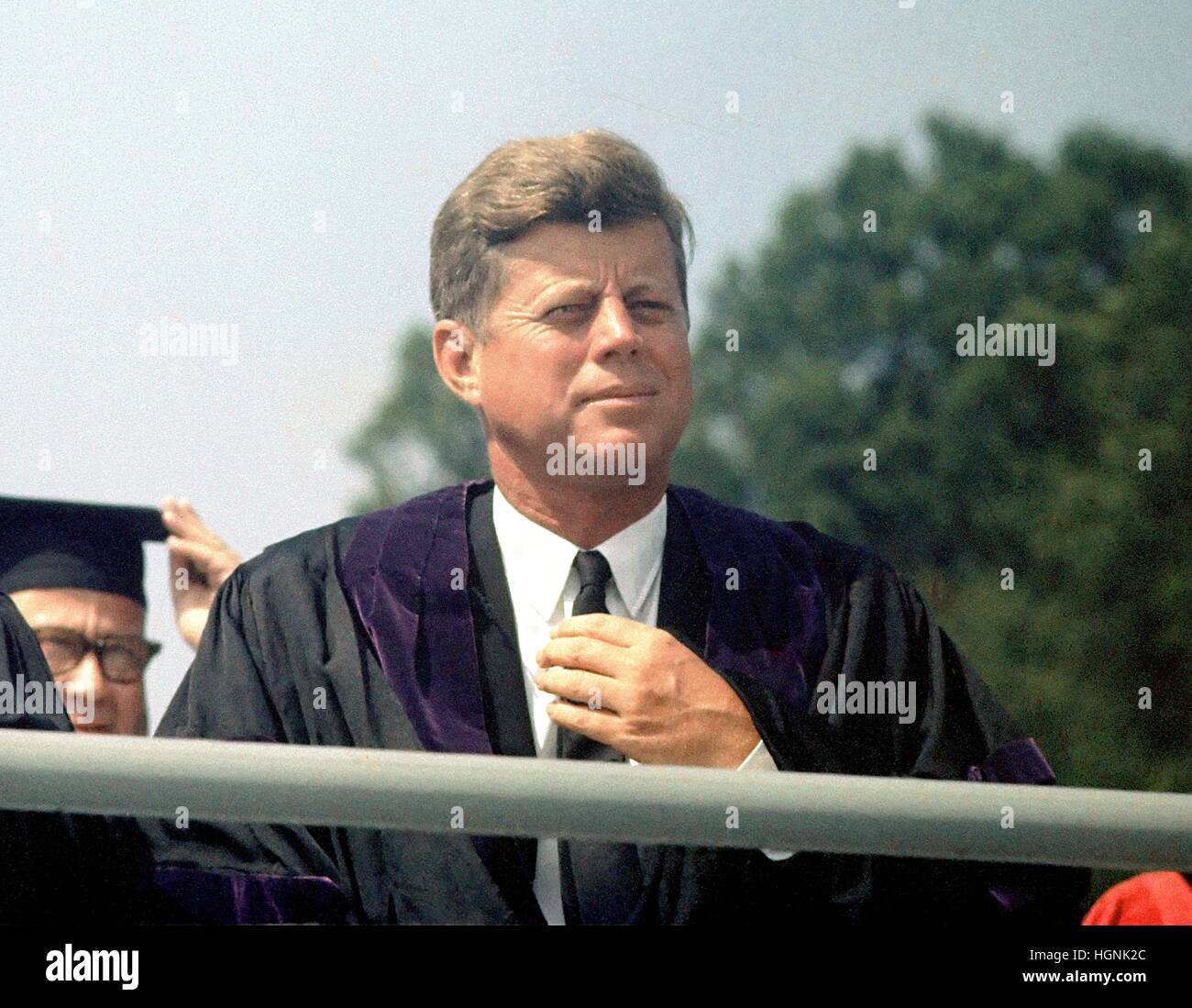 Le président des États-Unis John F. Kennedy prend la parole à l'ouverture de l'Université américaine à Washington, D.C. le 10 juin 1963. Ce discours est connu comme Kennedy 'Pax Americana' discours, où il a présenté sa vision pour la paix dans le monde. Banque D'Images