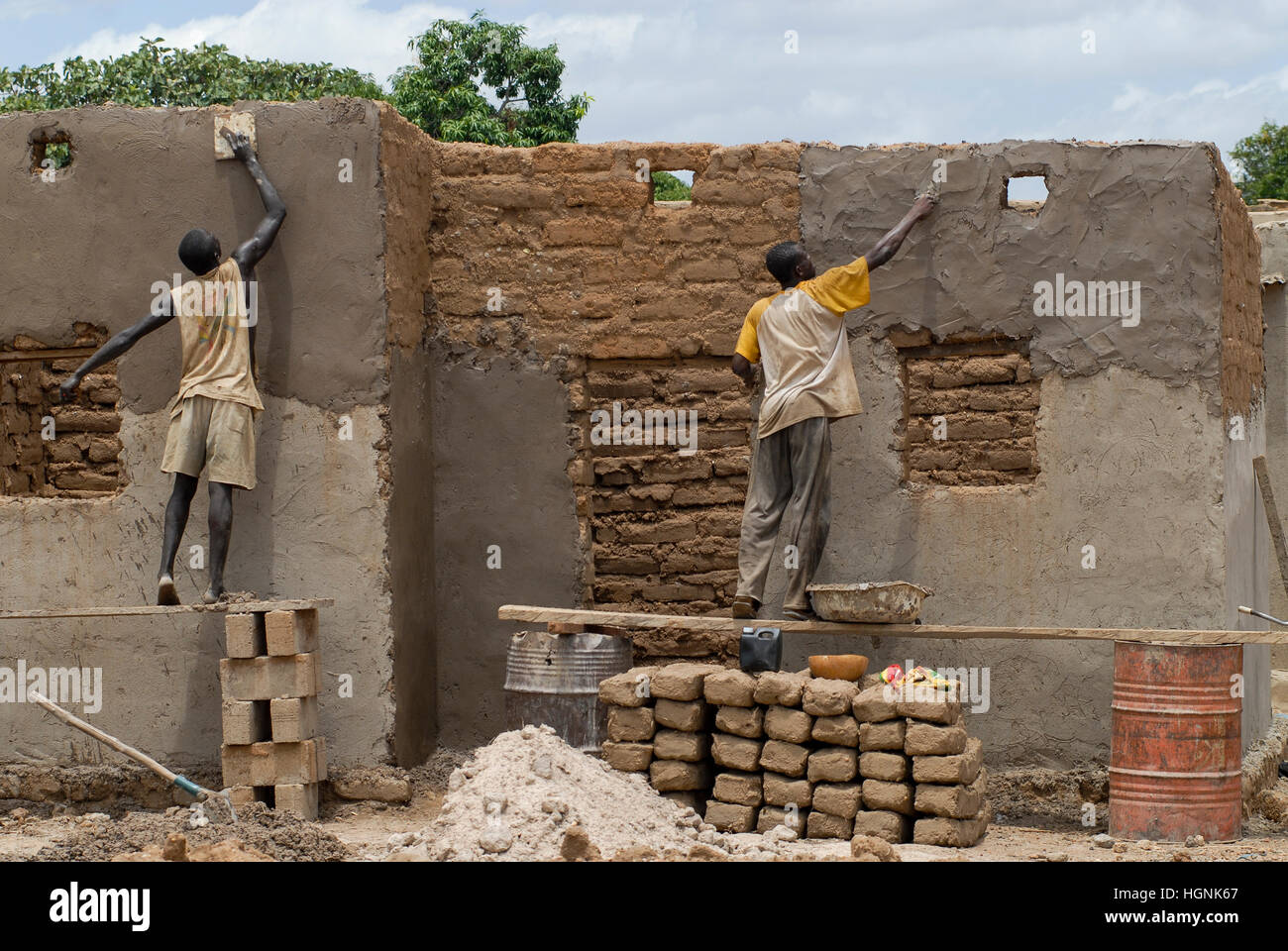 Le BURKINA FASO, Pó , céramique construction Maison dans village, maçon au travail Banque D'Images