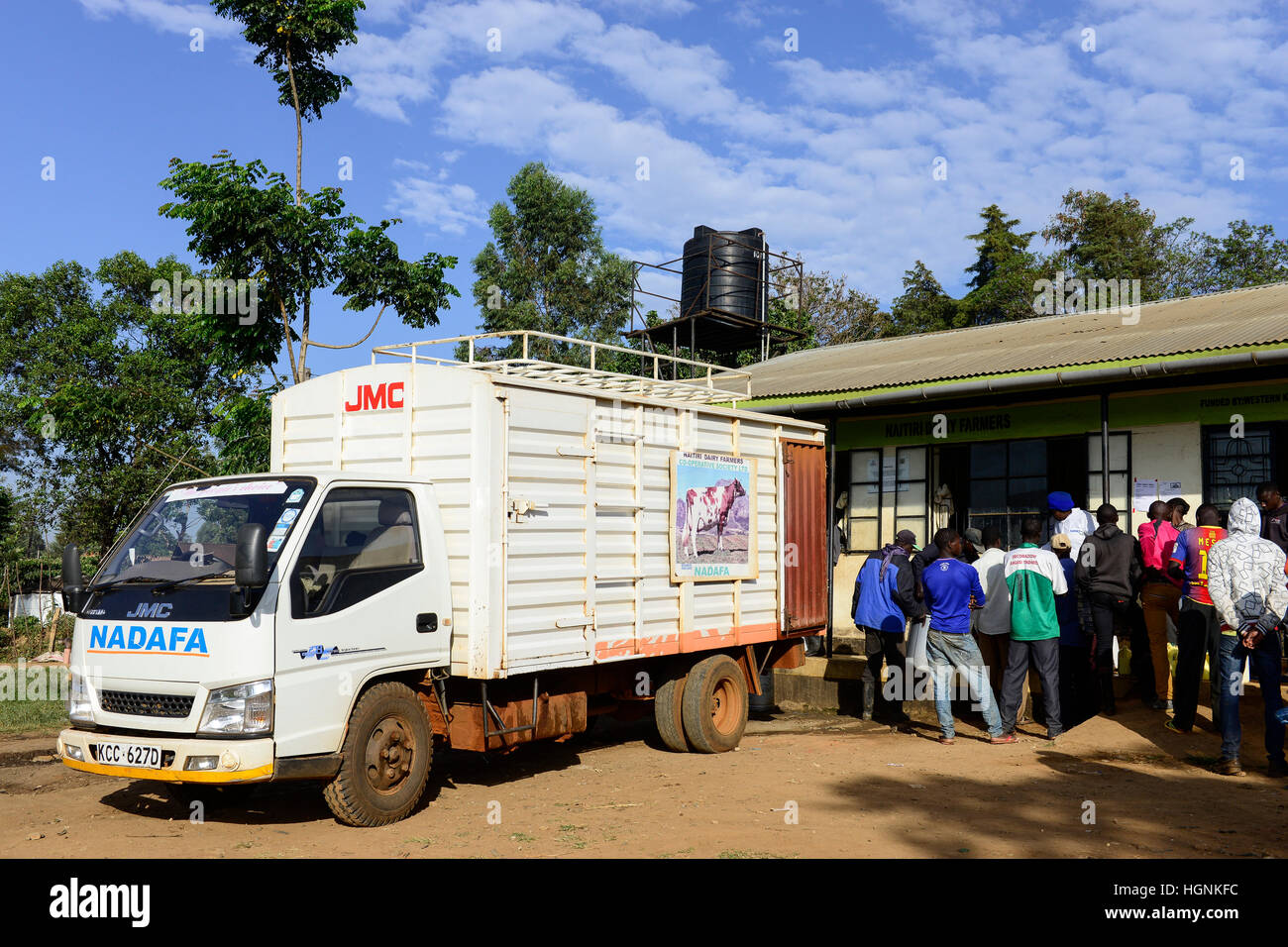 KENYA, village du comté de Bungoma, Tongaren NADAFA Naitiri, Producteurs Laitiers Co-op Ltd., société d'approvisionnement en lait frais fermier le matin / KENIA, NADAFA Molkerei, agriculteur liefern Milch une Banque D'Images