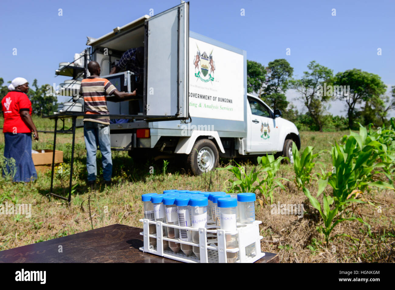 KENYA, comté de Bungoma, Mabanga, institut de formation agricole, laboratoire de test de sol mobile, des échantillons de sol / KENIA, landwirtschaftliches Traningszentrum Bodentest les mobiles, d'analyser le travail, Bodenprobe und Banque D'Images