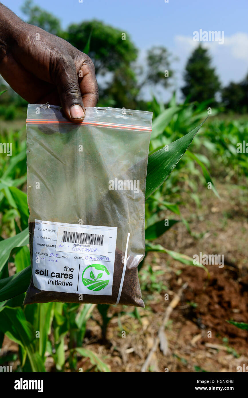 KENYA, comté de Bungoma, Mabanga, institut de formation agricole, l'analyse du sol mobile lab / KENIA, landwirtschaftliches Traningszentrum Bodentest, les mobiles du travail Analyser und Banque D'Images