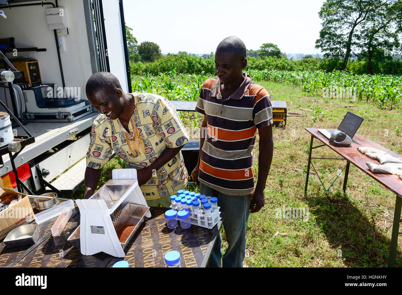 KENYA, comté de Bungoma, Mabanga, institut de formation agricole, l'analyse du sol mobile lab / KENIA, landwirtschaftliches Traningszentrum Bodentest, les mobiles du travail Analyser und Banque D'Images