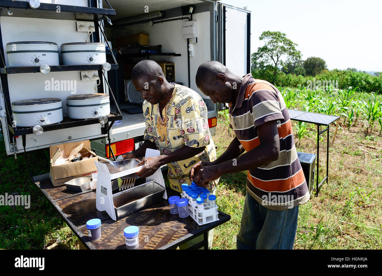 KENYA, comté de Bungoma, Mabanga, institut de formation agricole, l'analyse du sol mobile lab / KENIA, landwirtschaftliches Traningszentrum Bodentest, les mobiles du travail Analyser und Banque D'Images