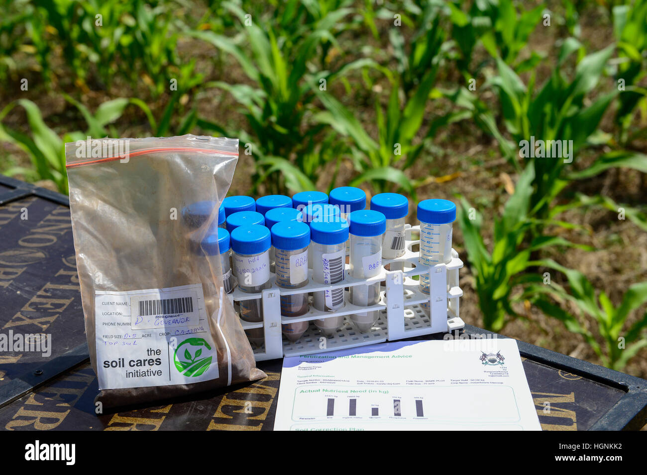 KENYA, comté de Bungoma, Mabanga, institut de formation agricole, l'analyse du sol mobile lab, le sol d'une trousse d'analyse, des échantillons de sol / KENIA, landwirtschaftliches Traningszentrum Bodentest les mobiles, d'analyser le travail, Bodenprobe und Banque D'Images