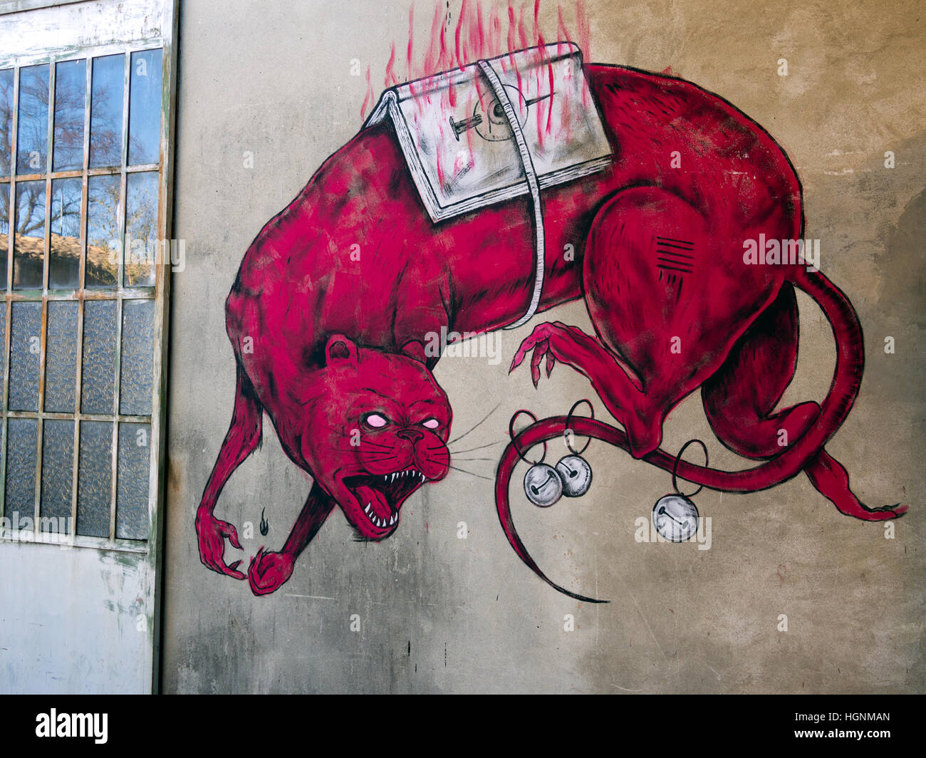 Chat rouge avec des cloches. Véritable art de rue, de' Melegari, Italie. Banque D'Images