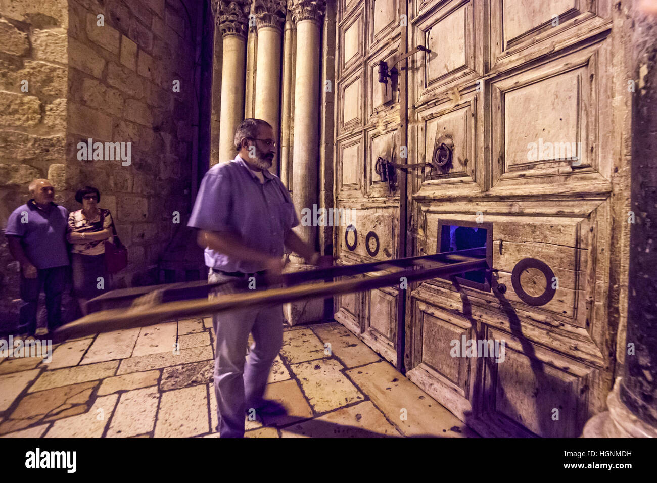 Jérusalem, Israël - 12 juillet 2014 : Rituel de la fermeture des portes de l'église de Saint Sépulcre. Banque D'Images