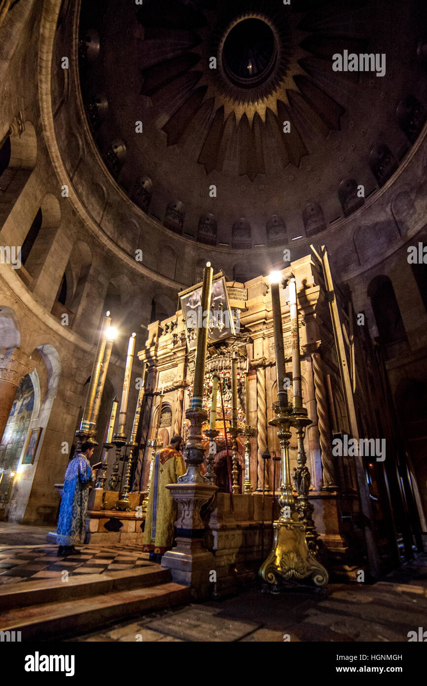 Jérusalem, Israël - 13 juillet 2014 : les prêtres arméniens masse nuit traditionnelles devant Ediculain, Église de Saint Sépulcre Banque D'Images