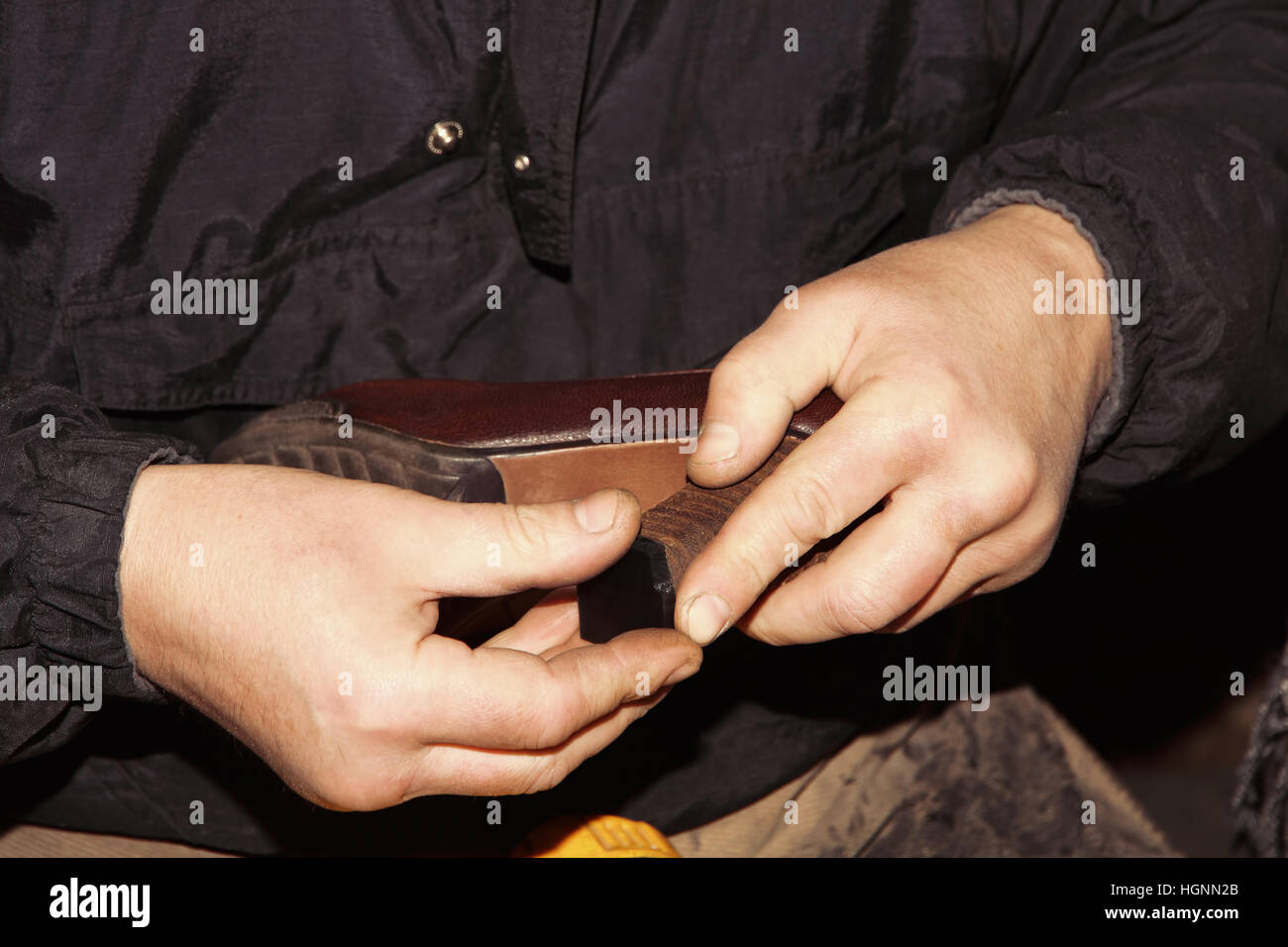 Shoemaker est la réparation de chaussures en cuir.mains prises libre Banque D'Images