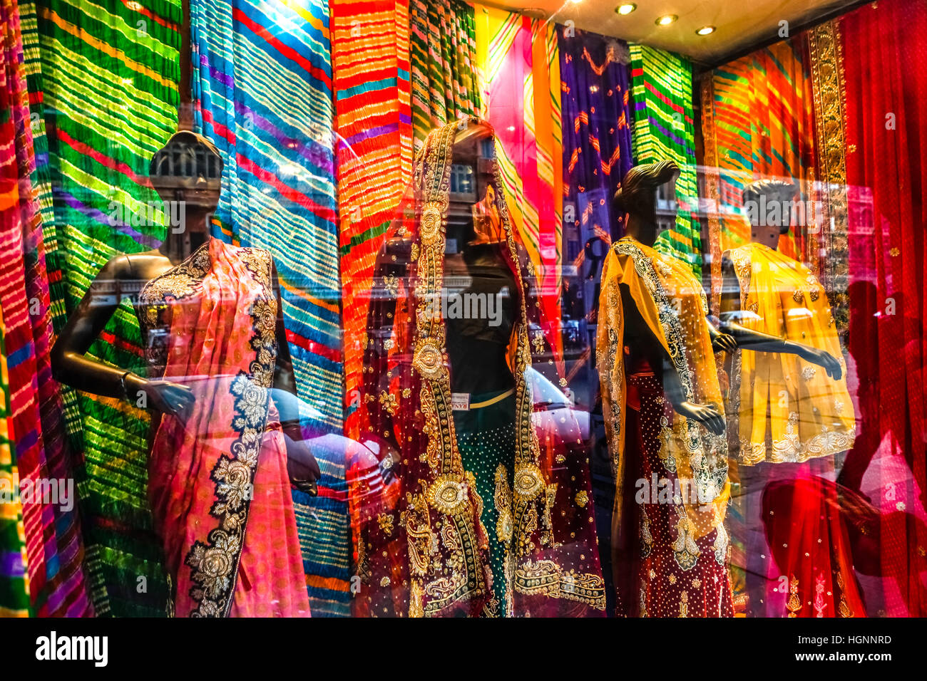 Vue à travers le verre d'un magasin de mode de femmes de bord de route à Jaipur, Rajasthan, Inde. Banque D'Images