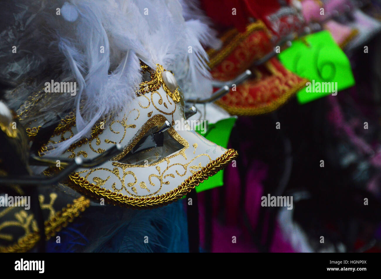 Masque de carnaval de Venise 6 euro magasin blanc et d'or Banque D'Images