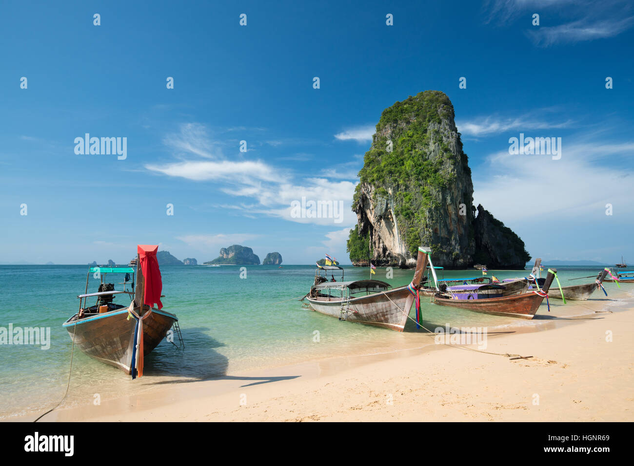 Des bateaux à longue queue colorés belle Ao Nang Beach sur un fond de ciel bleu et la mer d'azur et de roches calcaires, les îles Phi Phi, Thaïlande Banque D'Images