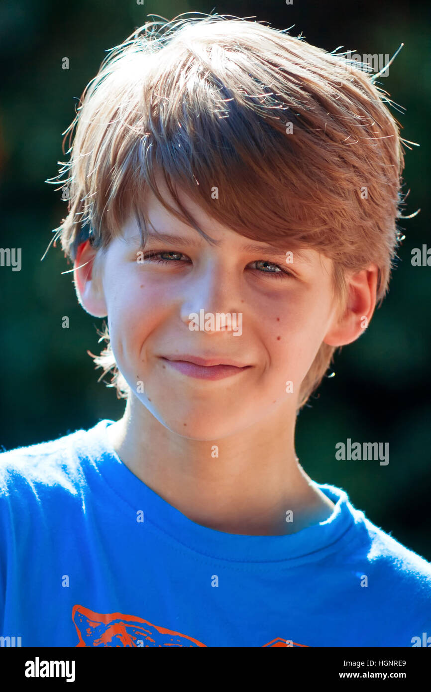 Young boy smiling portrait, la lumière provenant de l'arrière Banque D'Images