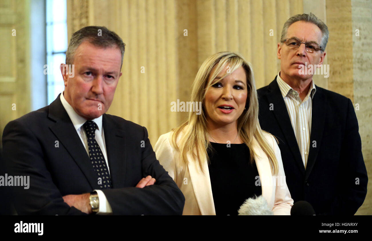 (À partir de la gauche) du Sinn Fein Conor Murphy, Michelle O'Neill et Gerry Kelly parler aux médias au parlement de Stormont à Belfast, comme le premier ministre et le Premier ministre irlandais se sont engagés à travailler ensemble pour trouver un moyen de sortir de la crise politique qui a menacé la dévolution en Irlande du Nord. Banque D'Images