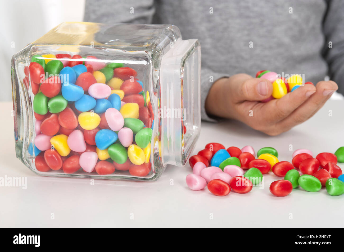 Enfant de manger des sucreries Banque D'Images