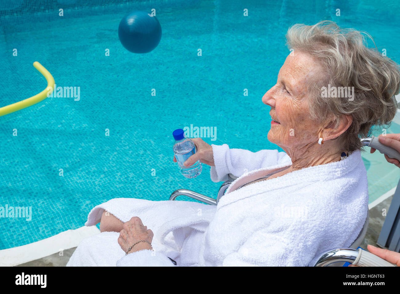 SENIOR, PISCINE Banque D'Images