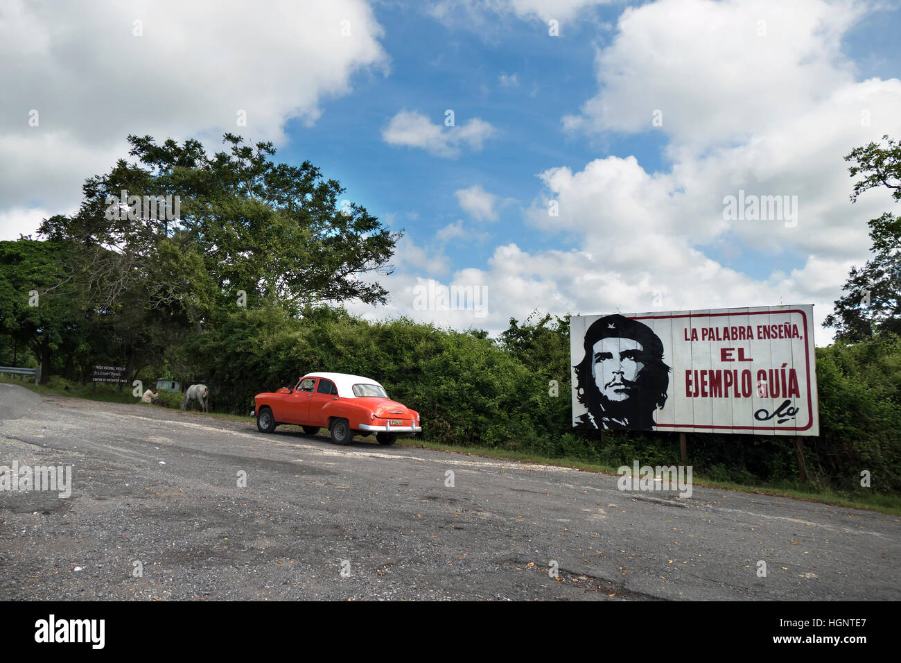 (Vinales Vinales), Cuba. Classic vintage Années 1950 voiture américaine garée dans la rue près d'un signe de la propagande cubaine avec Che Guevara Banque D'Images
