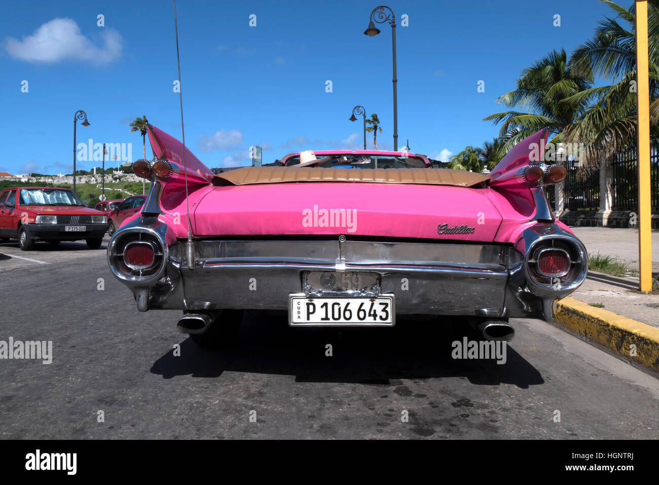 La Havane, Cuba. 1959 Cadillac Eldorado, rose vintage classique, vieille voiture, taxi cab dans la ville cubaine de trafic. Vue arrière Banque D'Images