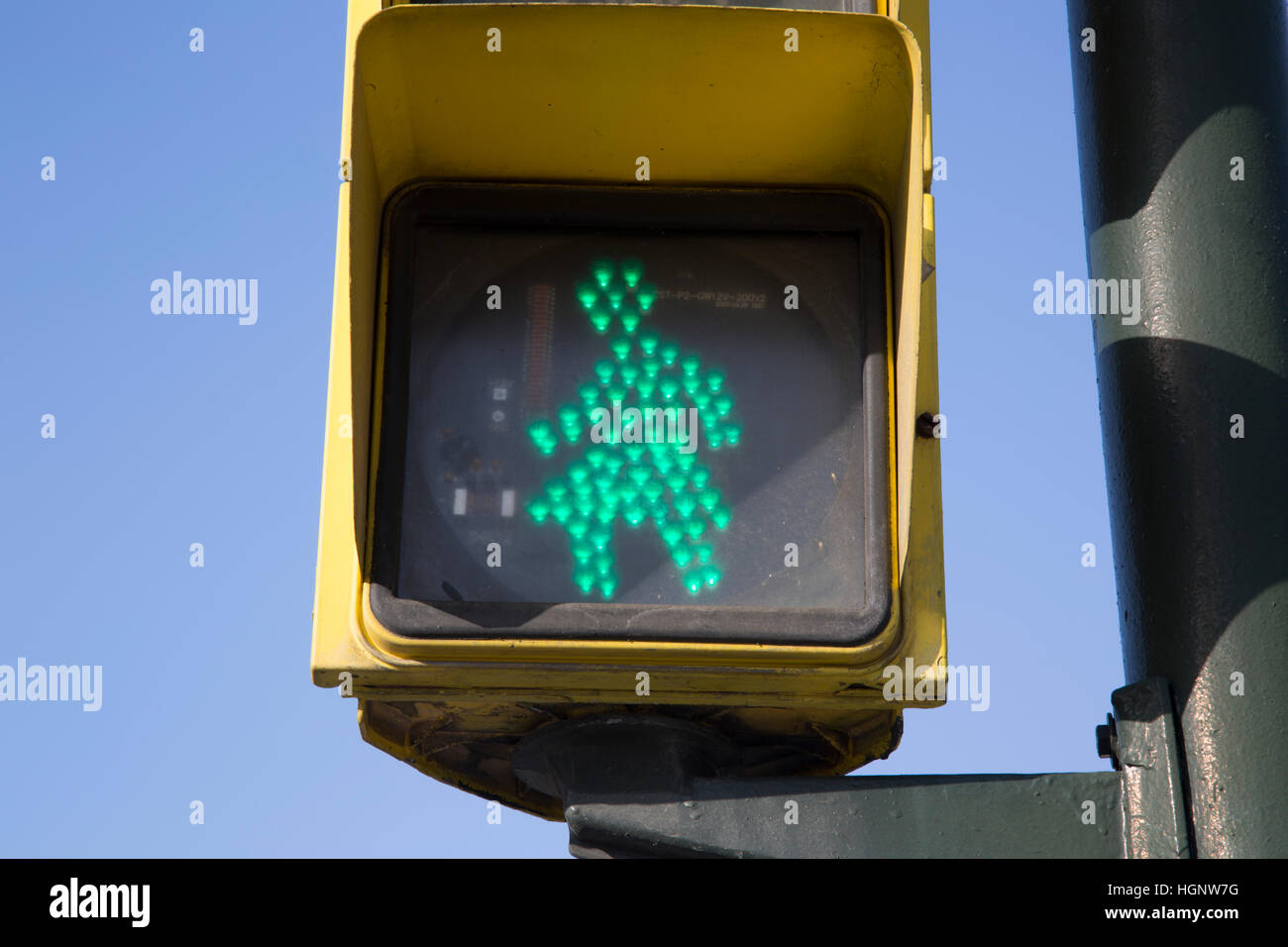 Femelle vert symbole de feux de circulation au passage à niveau de la route ; Saragosse ; Aragon ; Espagne Banque D'Images