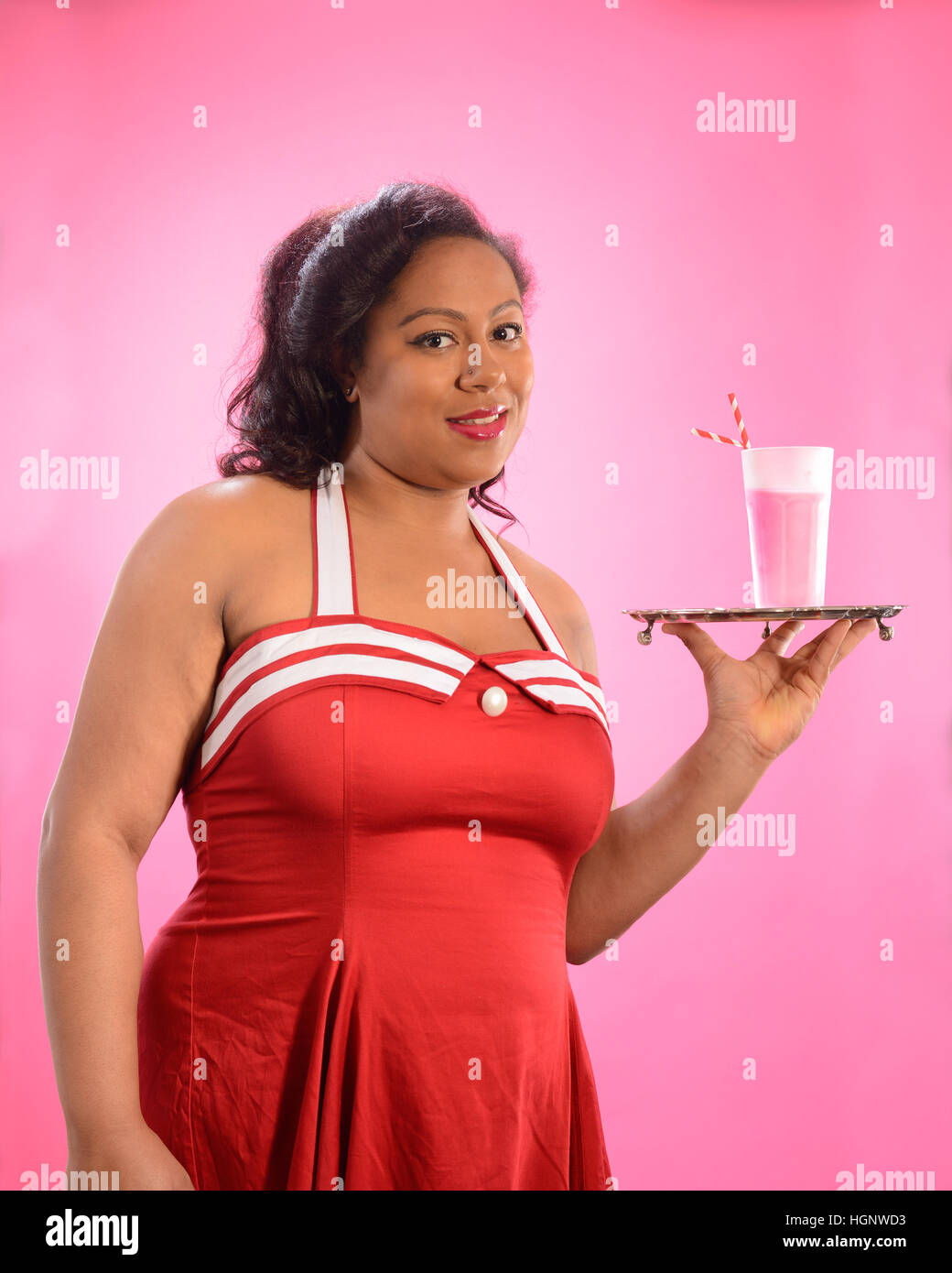 Pin up girl holding a silver tray avec milkshake Banque D'Images