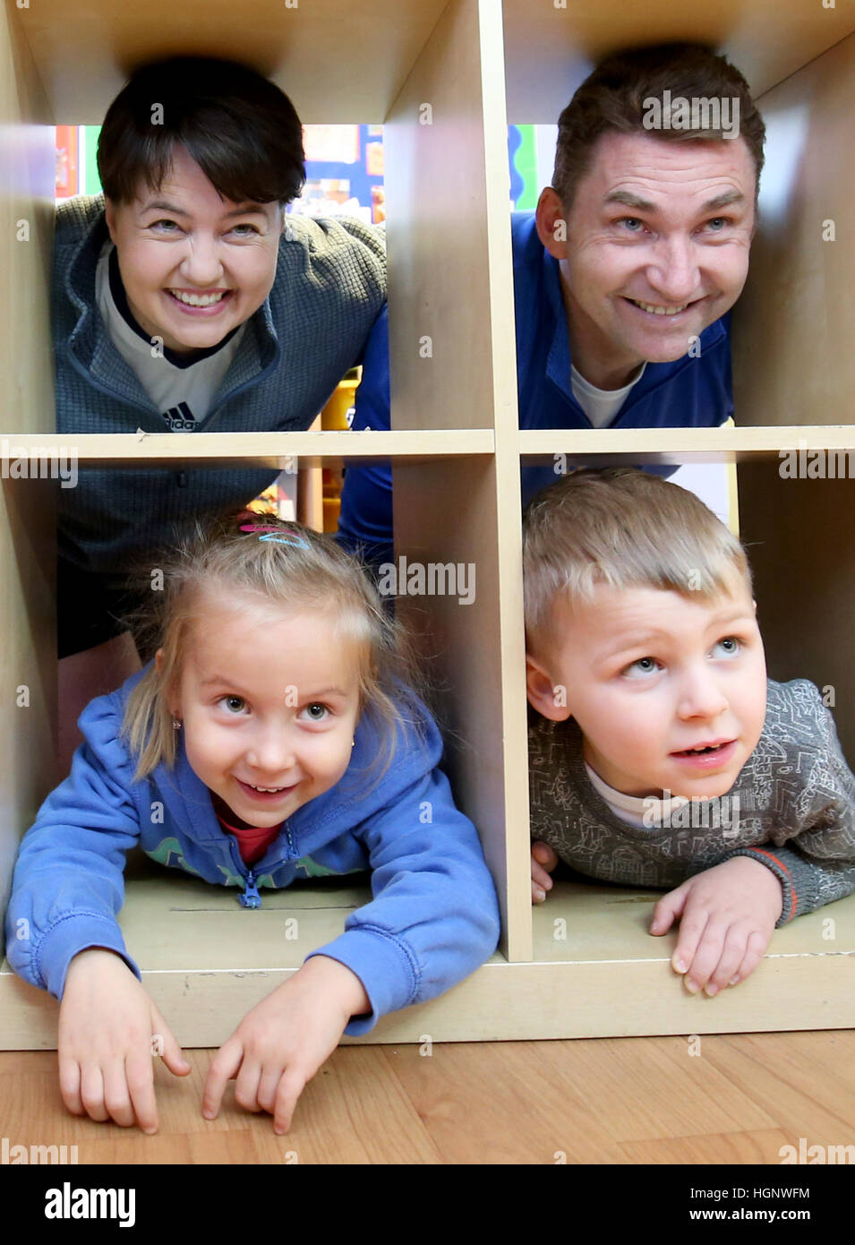 Ruth Davidson, chef du parti des conservateurs écossais, et Brian Whittle, porte-parole de l'éducation sanitaire, se joignent aux enfants de la garderie lors de leur routine matinale d'exercice à la petite pépinière des apprenants d'Édimbourg, pour le lancement de la stratégie de vie saine du parti. Banque D'Images