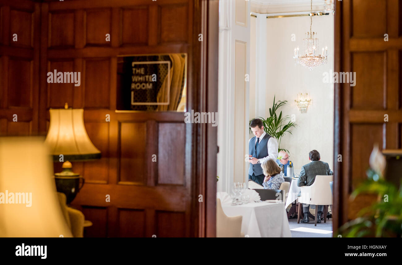 Une offre de prendre une commande du client dans un restaurant. Banque D'Images
