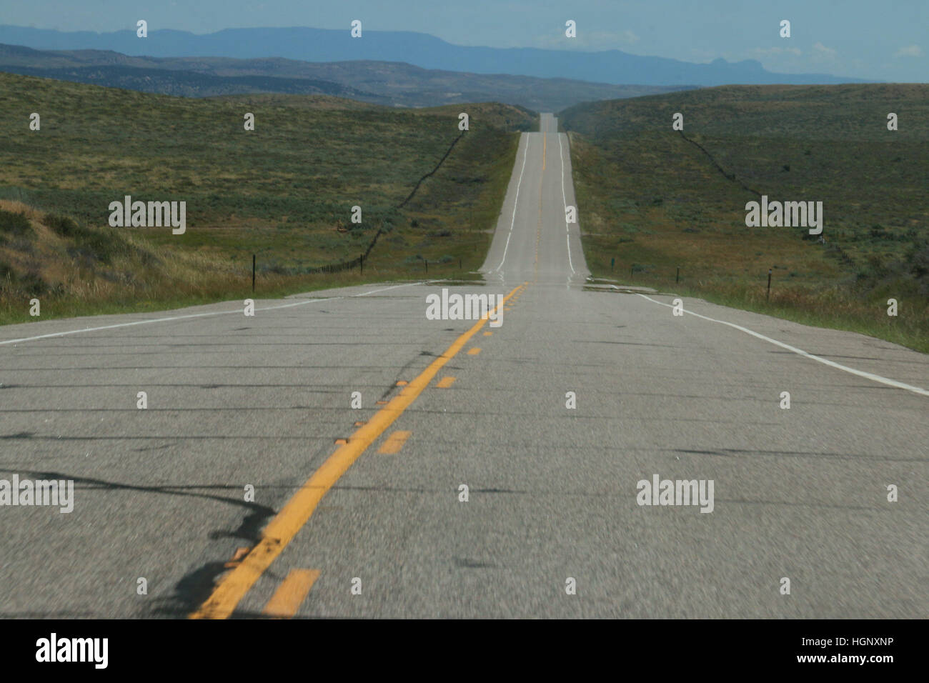 Route droite apparemment sans fin au Colorado Banque D'Images