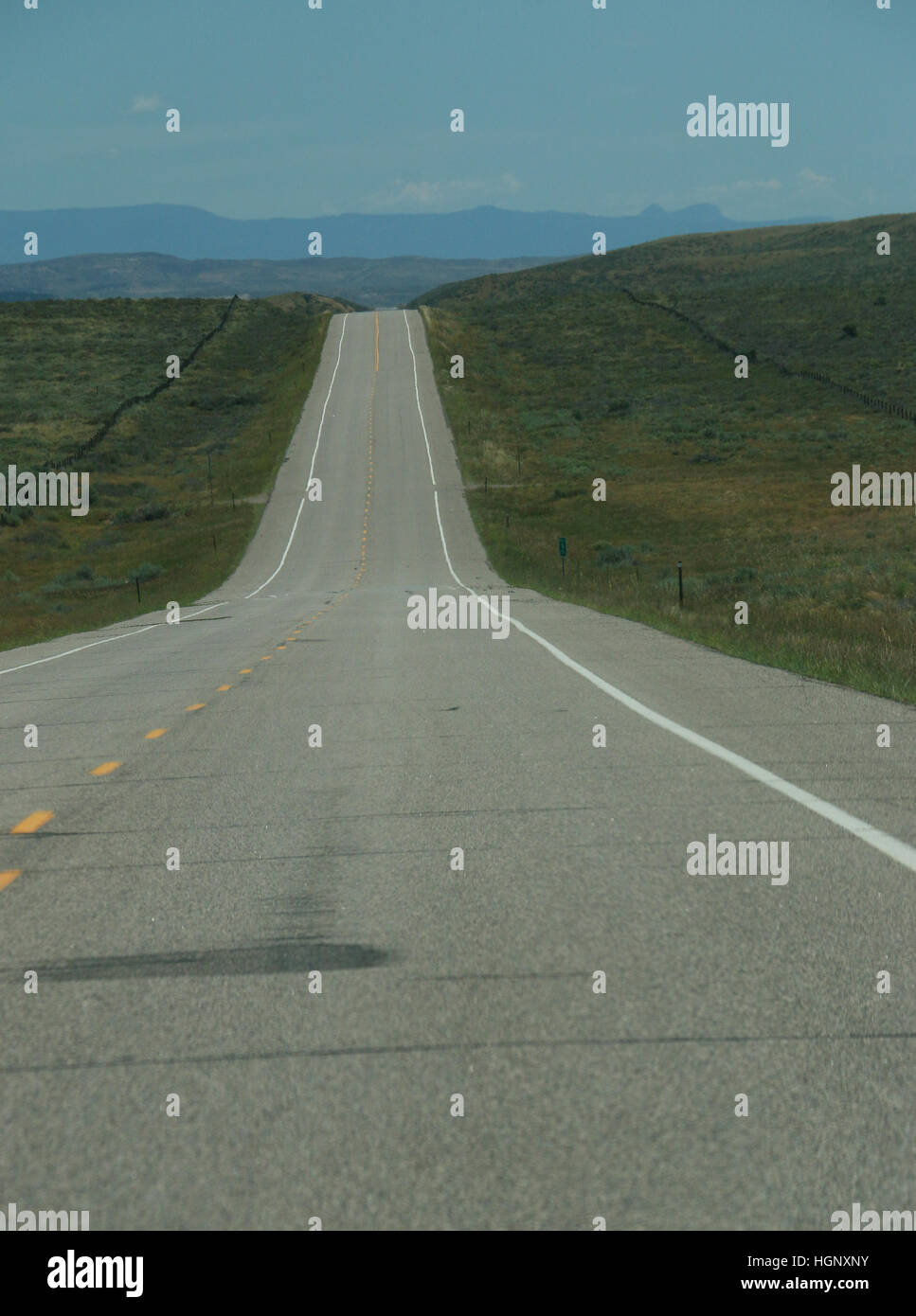 Route droite apparemment sans fin au Colorado Banque D'Images