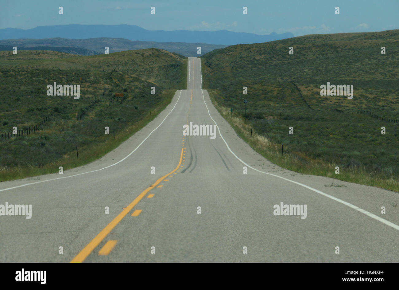 Route droite apparemment sans fin au Colorado Banque D'Images