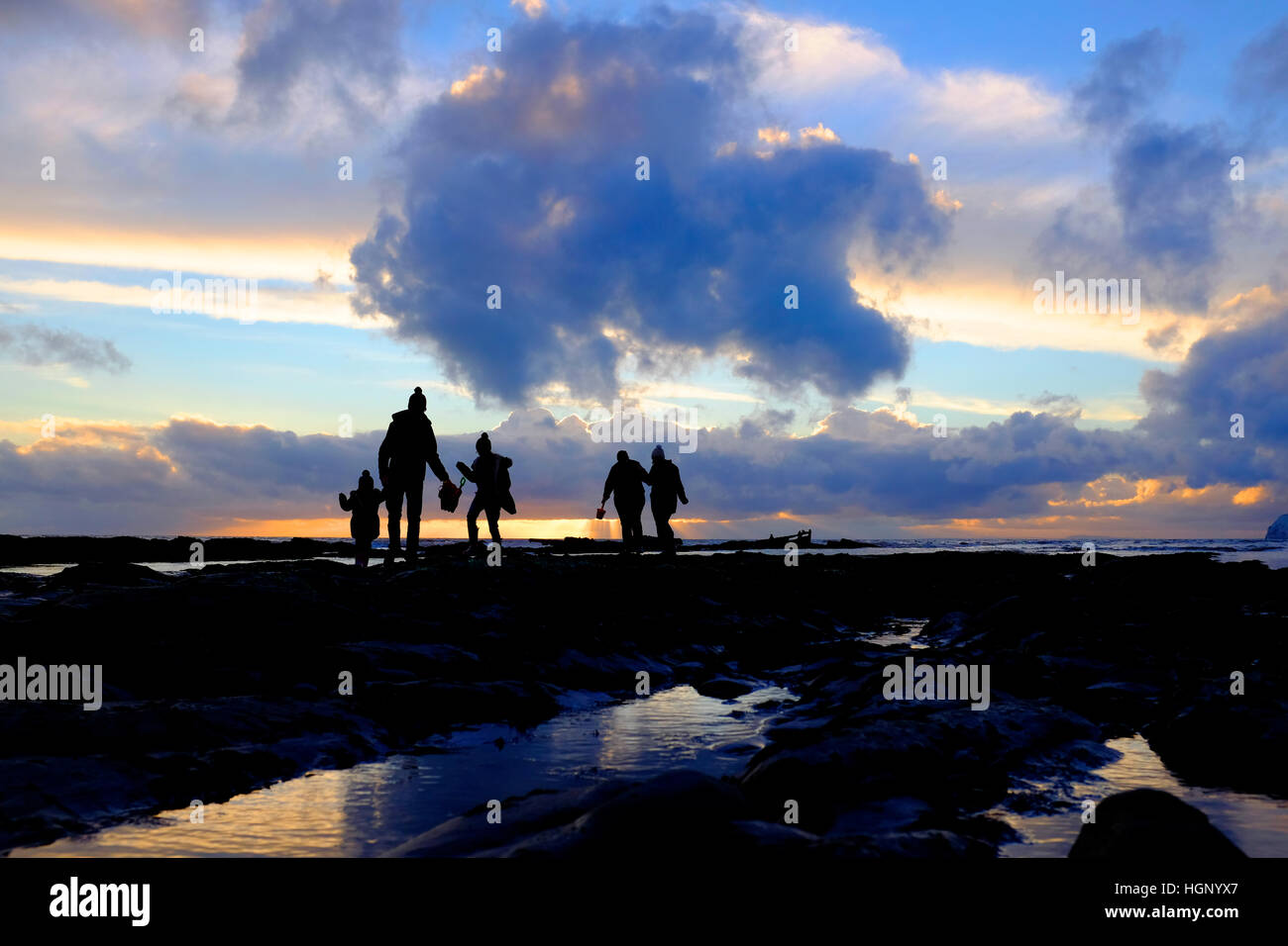 Très, marée basse, coucher de soleil, les gens, la plage, Compton Bay, île de Wight, Angleterre, RU Banque D'Images