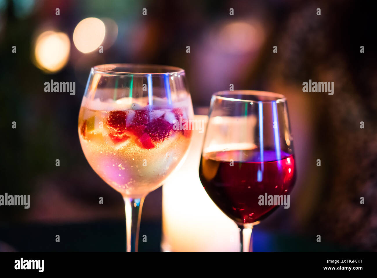 Des boissons aux chandelles. Champagne et vin fruité. Banque D'Images