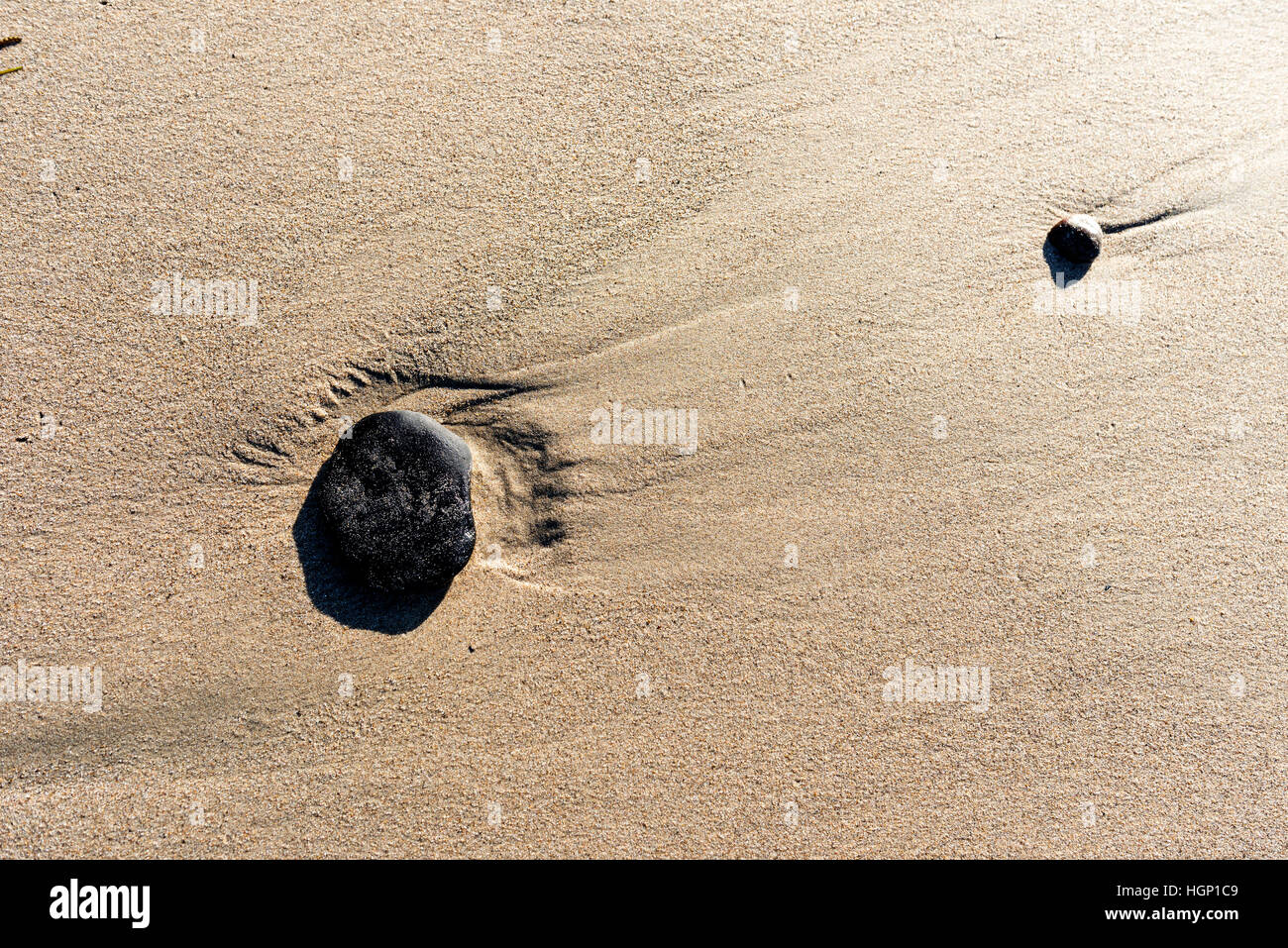 Pierres de sable de plage en passant gauche surf Banque D'Images