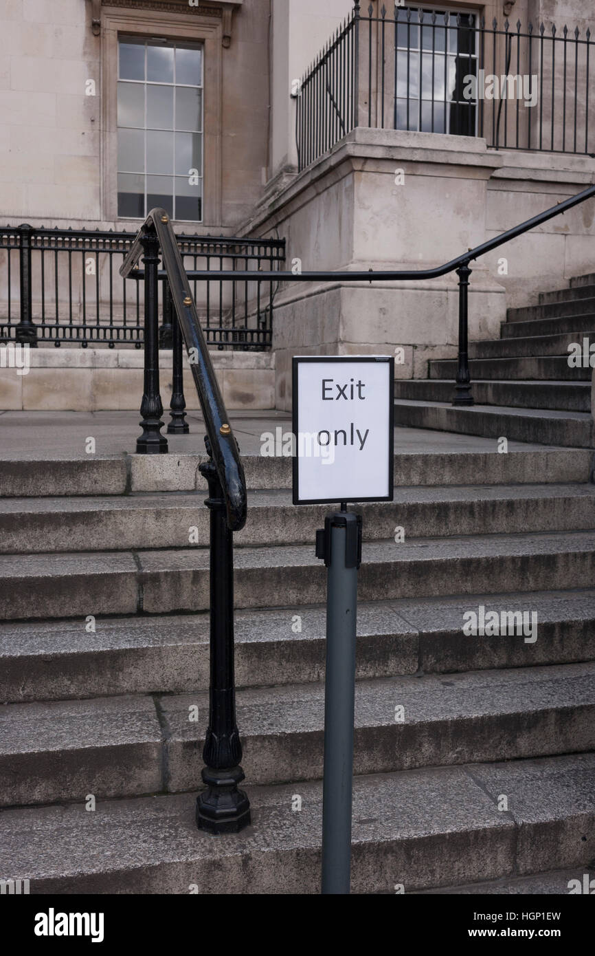 Un seul signe de sortie sur les marches de la Galerie nationale, le 11 janvier 2017, à Trafalgar Square, Londres, Angleterre. Banque D'Images