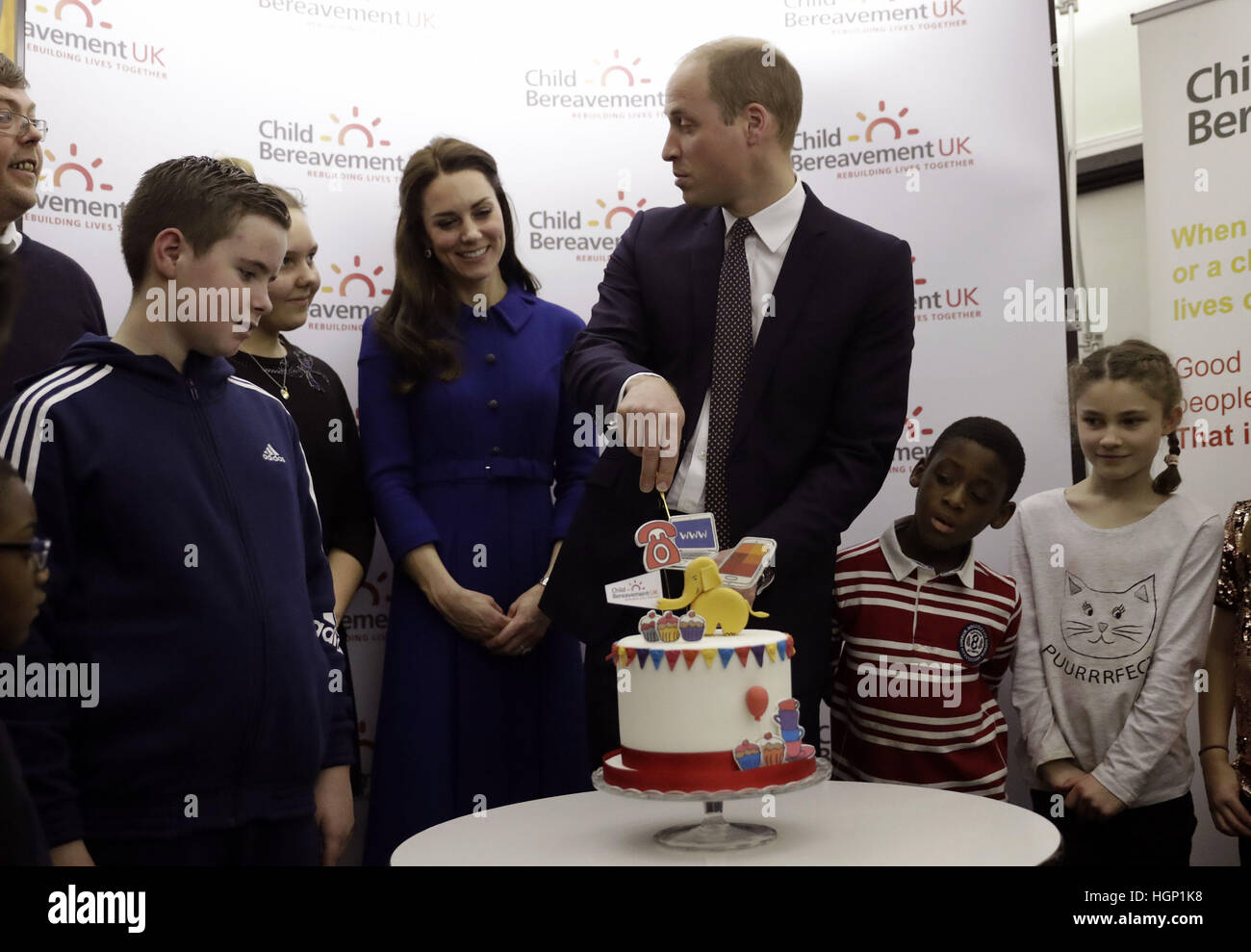 Le Duc Et La Duchesse De Cambridge Couper Un Gateau Pour Celebrer Le Premier Anniversaire De La Direction Generale De L Organisme De Bienfaisance Au Cours D Une Visite Au Centre Du Royaume Uni De