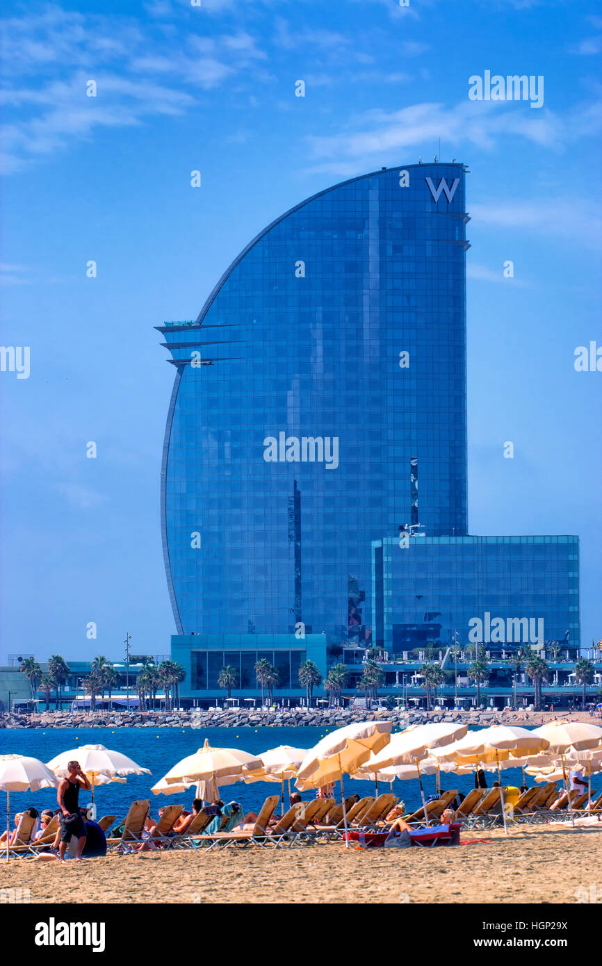 La plage de Barceloneta et W Hotel à Barcelone Banque D'Images