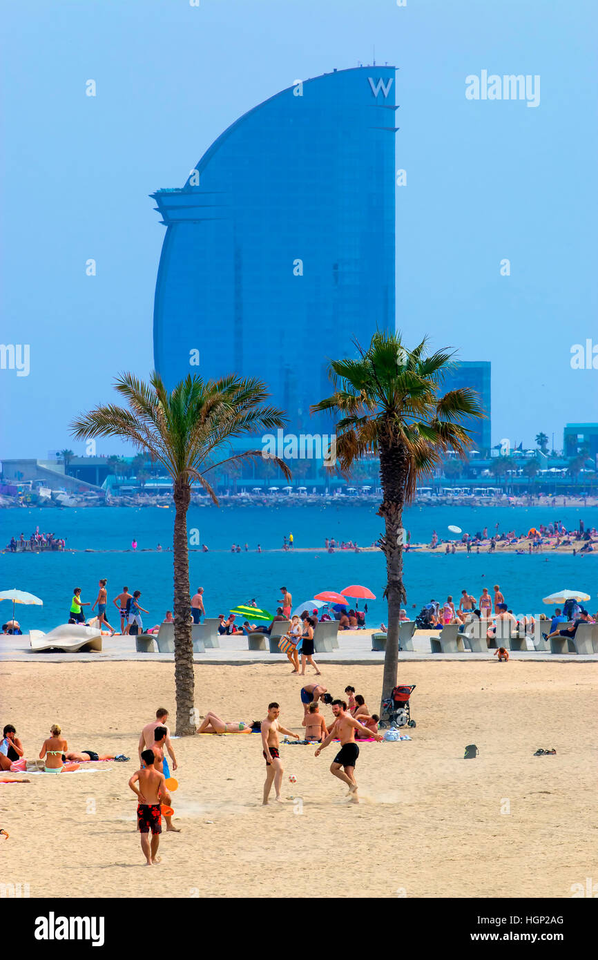 La plage de Barceloneta et W Hotel à Barcelone Banque D'Images