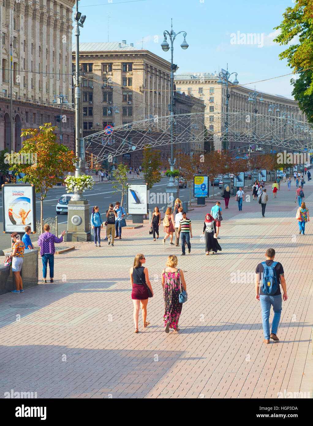 Les gens qui marchent sur le Khreschatyc street. Est la rue principale Khreshchatyk de Kiev - la capitale de l'Ukraine. Banque D'Images