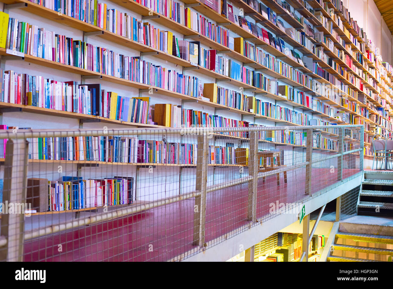 Vue de la célèbre et immense librairie 'ler Devagar' à Lisbonne, Portugal Banque D'Images