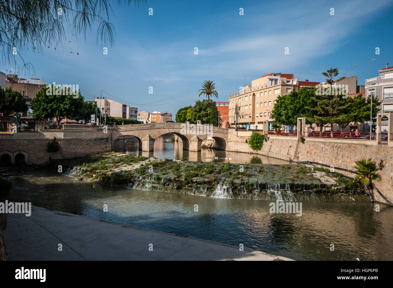 Bridge à Rojales village dans la province d'Alicante et communauté autonome de Valence, Espagne. Basé autour de la rivière Segura Banque D'Images