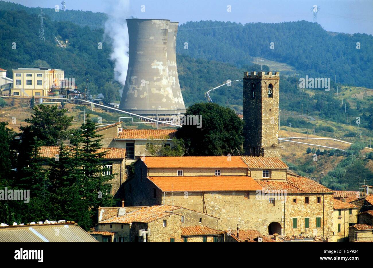 Plantes pour l'exploitation de l'énergie géothermique à Larderello (Toscane, Italie) Banque D'Images