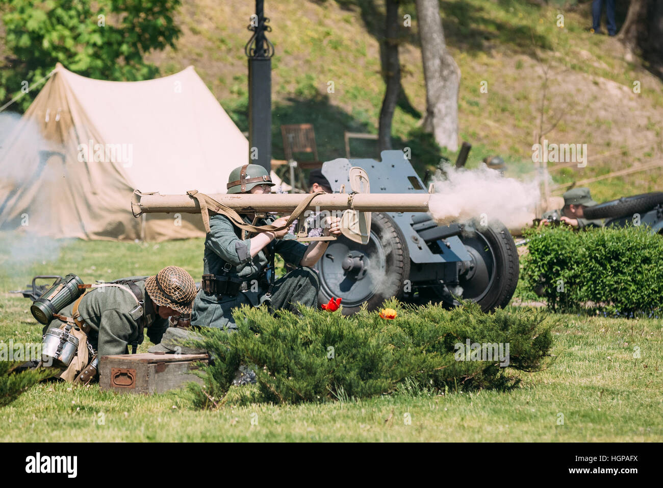 Gomel, Bélarus - 9 mai 2016 : Deux Wehrmacht Reenactors recréer tir pendant la BATAILLE DE LA SECONDE GUERRE MONDIALE. Scène de reconstitution historique sur la célébration de Vic Banque D'Images