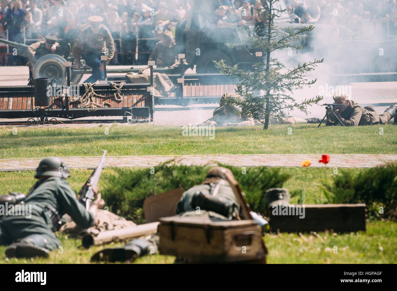 Gomel, Bélarus - 9 mai 2016 : La scène de reconstitution historique de la BATAILLE DE LA SECONDE GUERRE MONDIALE entre l'histoire de la Wehrmacht et l'Armée Soviétique sur Cele Banque D'Images