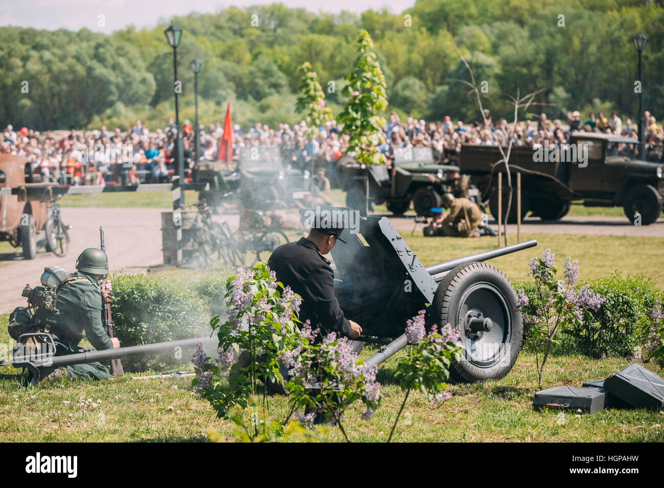 Gomel, Bélarus - 9 mai 2016 : Vue arrière de deux soldats Wehrmacht Reenactors RECRÉER LA BATAILLE DE LA SECONDE GUERRE MONDIALE avec des fusils. Scène de Reconstitution Historique sur Banque D'Images