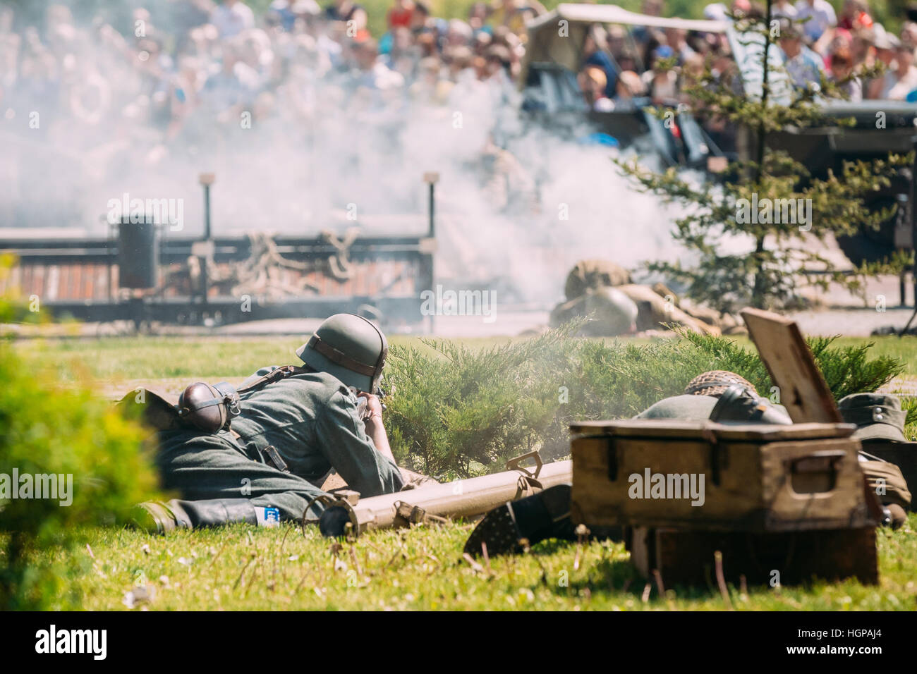 Gomel, Bélarus - 9 mai 2016 : Vue arrière de deux soldats Wehrmacht Reenactors RECRÉER LA BATAILLE DE LA SECONDE GUERRE MONDIALE avec les forces armées soviétiques. Historique de scène Banque D'Images
