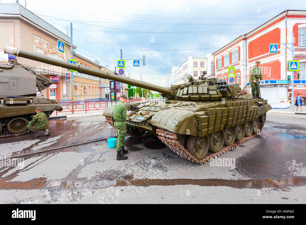 Lavez les soldats de combat russe T-72 'Ural' stationné à la rue de ville pendant le défilé de la Victoire sur Banque D'Images