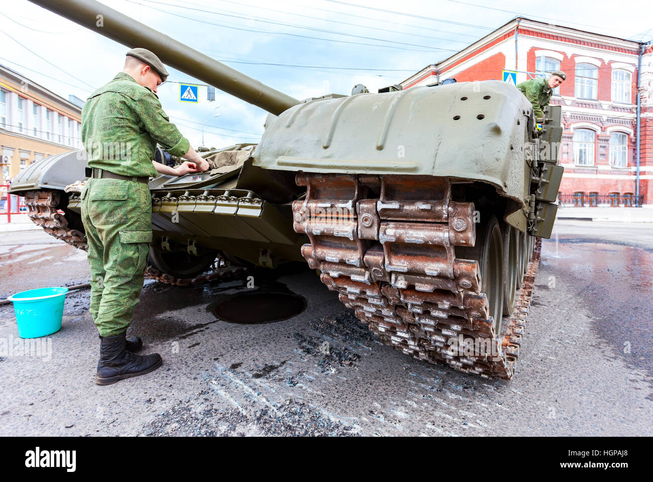 Lavez les soldats de combat russe T-72 'Ural' stationné à la rue de ville pendant le défilé de la Victoire sur Banque D'Images