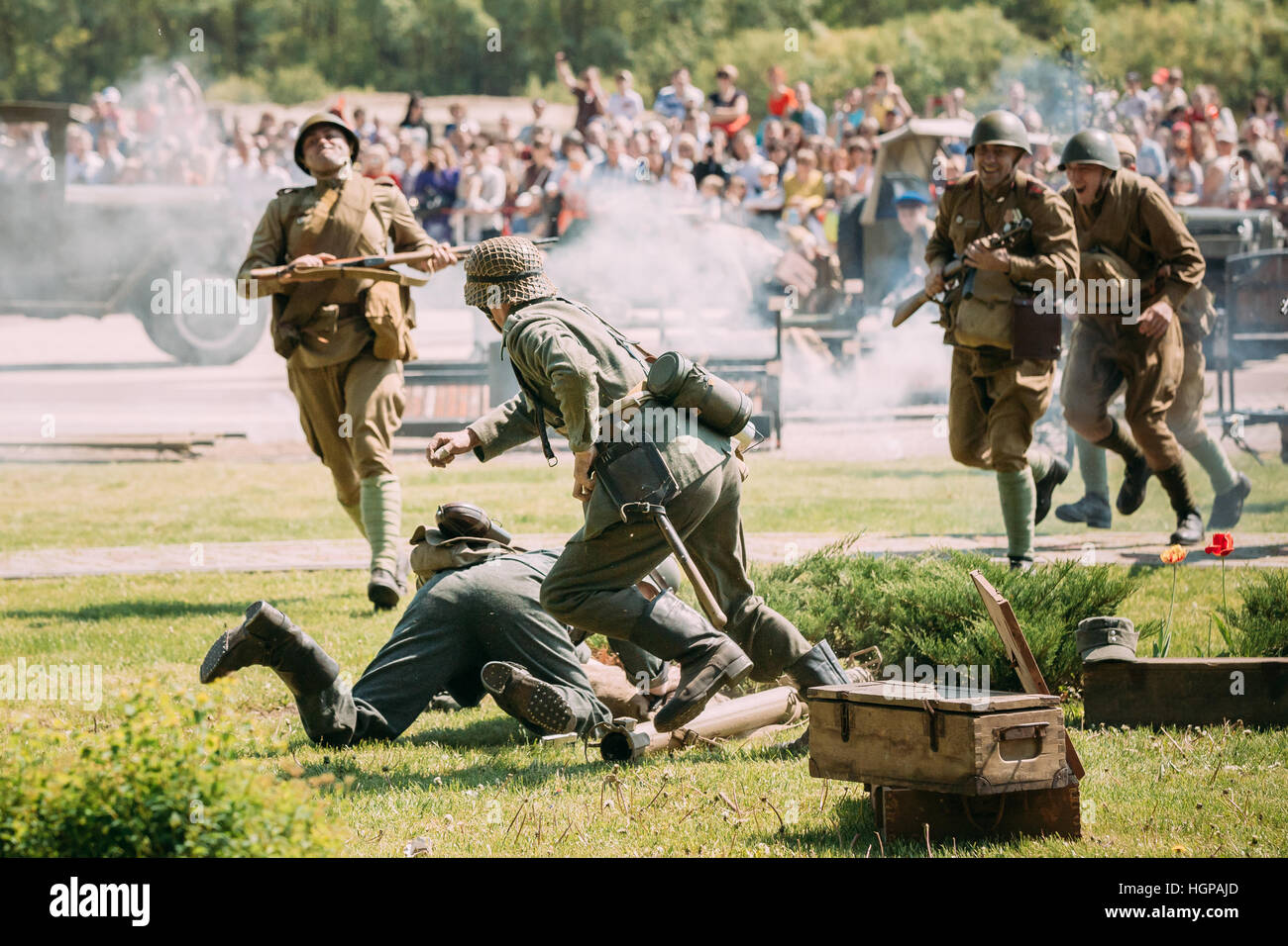 Gomel, Bélarus - 9 mai 2016 : La scène de reconstitution de la BATAILLE DE LA SECONDE GUERRE MONDIALE : les forces armées soviétiques contre des soldats de la Wehrmacht Reenactors sur la célébration Banque D'Images