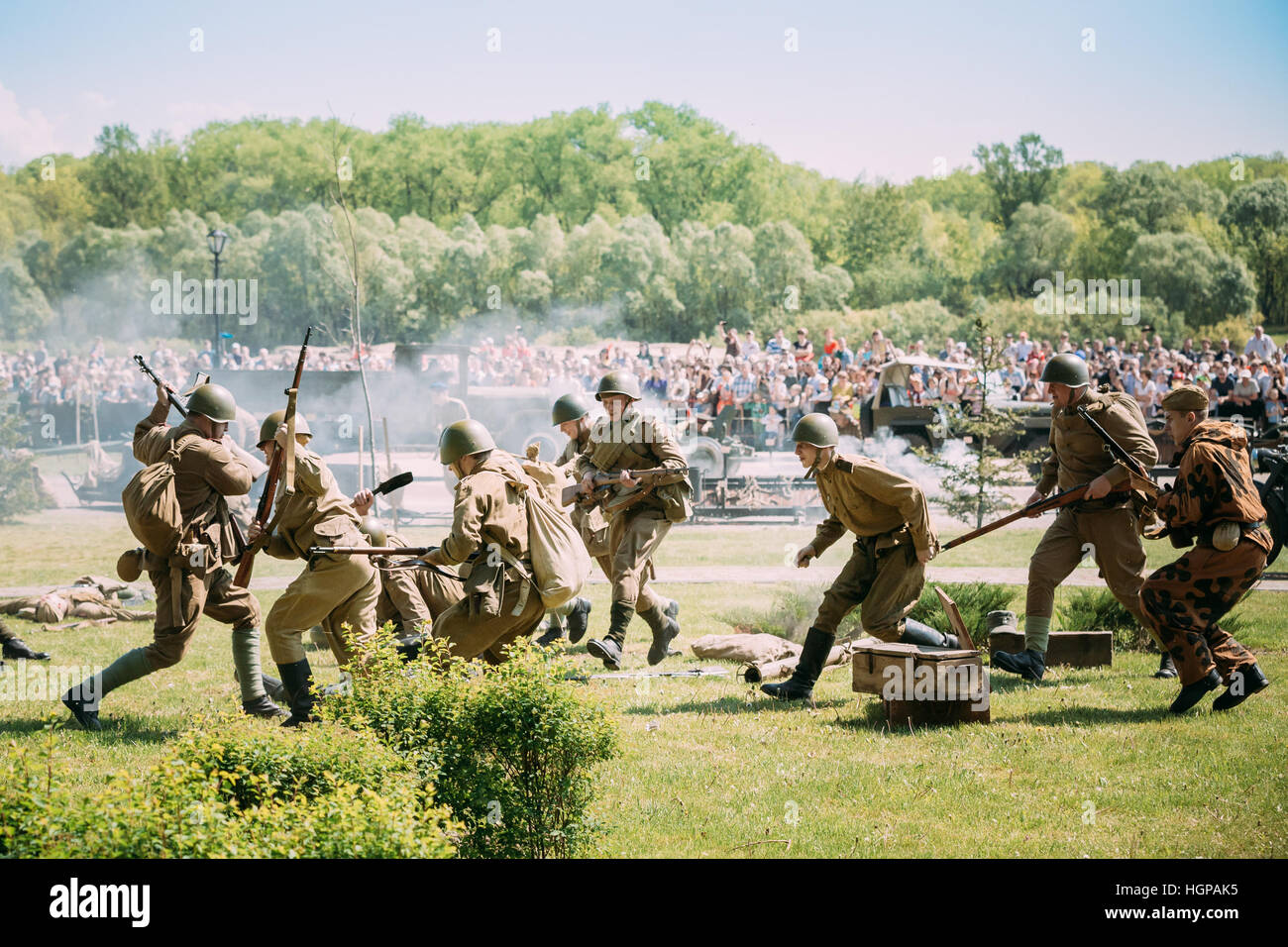 Gomel, Bélarus - 9 mai 2016 : l'histoire en uniforme de soldats des Forces armées soviétiques avec armes à recréer la scène de bataille de WW2 fois sur Célébrat Banque D'Images